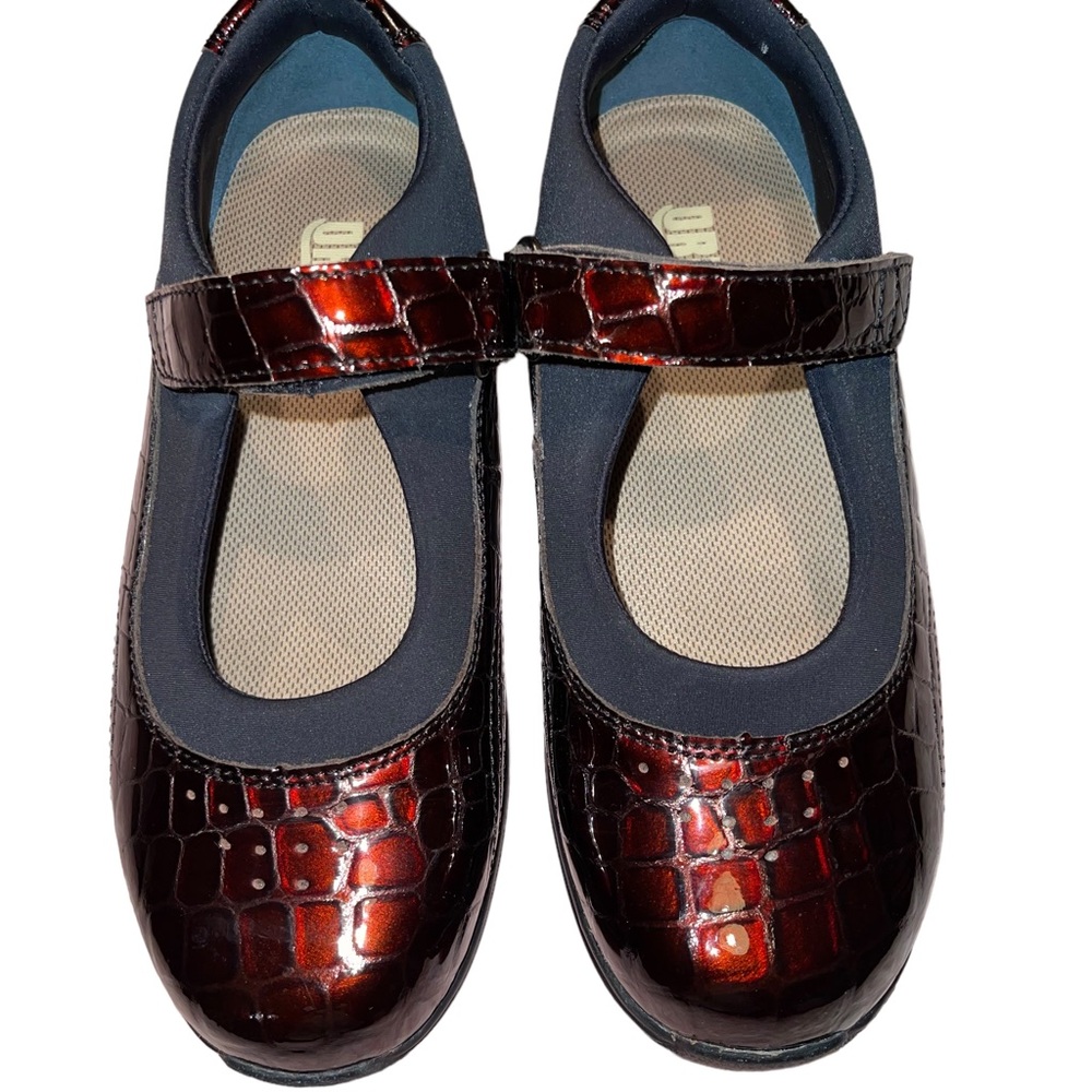 Drew Shoes Womens Size 6.5W Red in color.